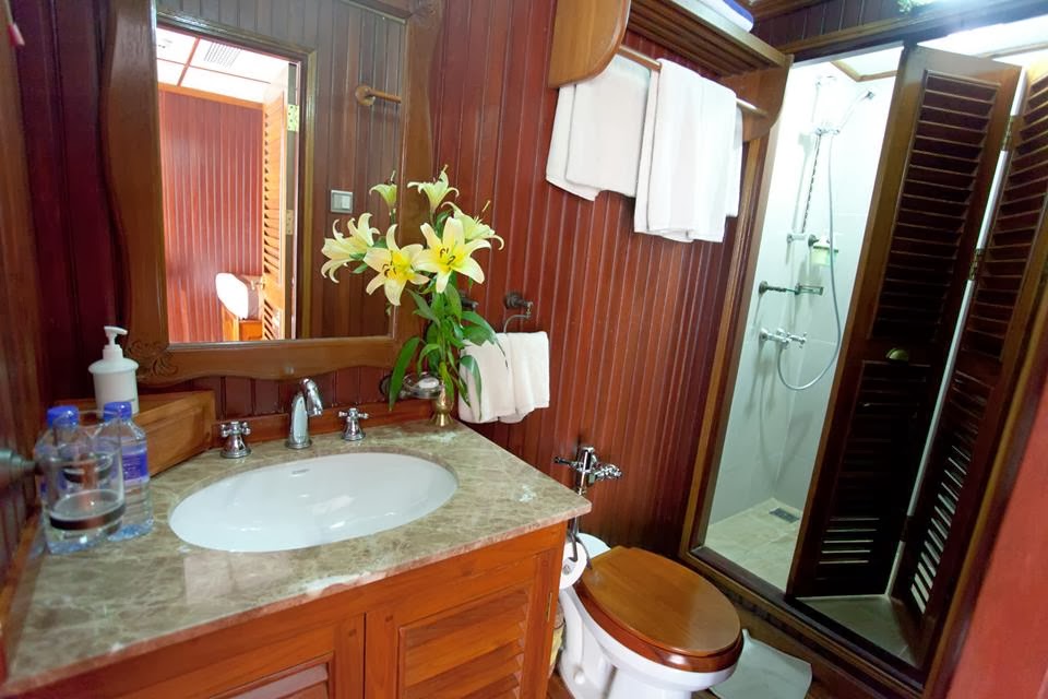 Pandaw RV Mekong Pandaw Cabin Bathroom.jpg